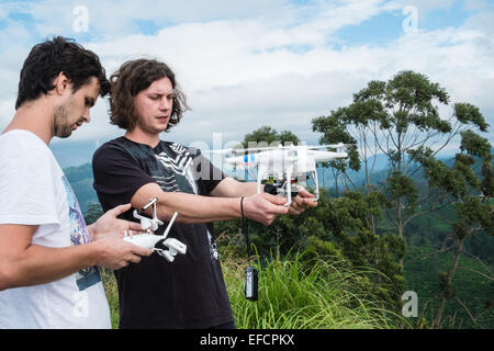 In Stadt von Ella im Hochland von Sri Lanka.hiking grüne Landschaft. Drohne-Betreiber dabei, Handwerk, remote zu fliegen. Auf wenig Adam's Peak. Stockfoto