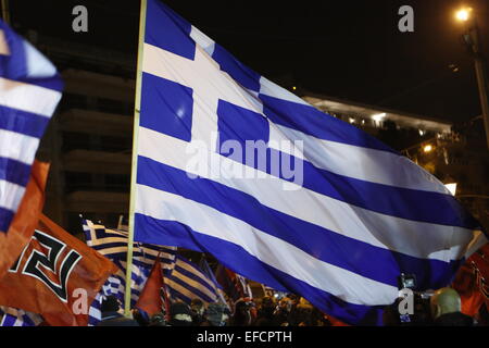 Athen, Griechenland. 31. Januar 2015. Eine große Fahne fliegt bei der Rallye. Mitglieder der rechtsextremen Golden Dawn Partei sammelten sich im Zentrum von Athen zu erinnern, die drei griechischen Marine-Offiziere getötet während der Imia-Vorfall im Jahr 1996. Sie starben bei dem Absturz ihres Hubschraubers. Stockfoto