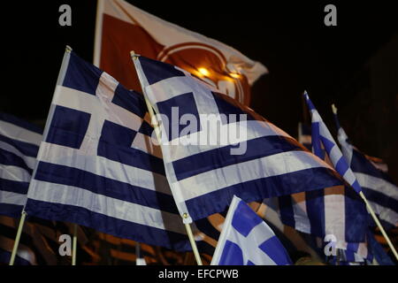 Athen, Griechenland. 31. Januar 2015. Griechen Flaggen wehen auf der Kundgebung. Mitglieder der rechtsextremen Golden Dawn Partei sammelten sich im Zentrum von Athen zu erinnern, die drei griechischen Marine-Offiziere getötet während der Imia-Vorfall im Jahr 1996. Sie starben bei dem Absturz ihres Hubschraubers. Stockfoto