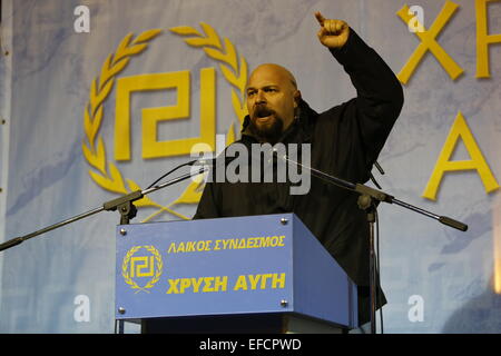 Athen, Griechenland. 31. Januar 2015. Ilias Panagiotaros, Abgeordneter (Member Of Parliament) für Golden Dawn, spricht auf der Kundgebung. Mitglieder der rechtsextremen Golden Dawn Partei sammelten sich im Zentrum von Athen zu erinnern, die drei griechischen Marine-Offiziere getötet während der Imia-Vorfall im Jahr 1996. Sie starben bei dem Absturz ihres Hubschraubers. Stockfoto