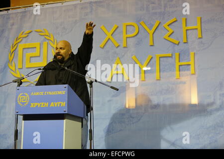 Athen, Griechenland. 31. Januar 2015. Ilias Panagiotaros, Abgeordneter (Member Of Parliament) für Golden Dawn, spricht auf der Kundgebung. Mitglieder der rechtsextremen Golden Dawn Partei sammelten sich im Zentrum von Athen zu erinnern, die drei griechischen Marine-Offiziere getötet während der Imia-Vorfall im Jahr 1996. Sie starben bei dem Absturz ihres Hubschraubers. Stockfoto