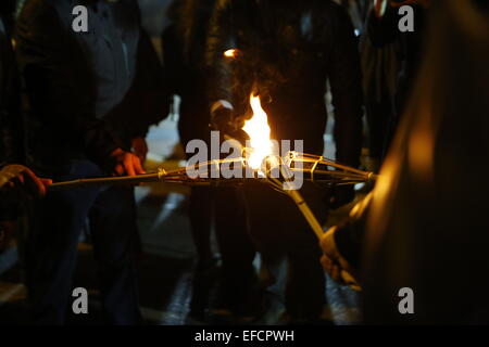 Athen, Griechenland. 31. Januar 2015. Fackeln leuchten. Mitglieder der rechtsextremen Golden Dawn Partei sammelten sich im Zentrum von Athen zu erinnern, die drei griechischen Marine-Offiziere getötet während der Imia-Vorfall im Jahr 1996. Sie starben bei dem Absturz ihres Hubschraubers. Stockfoto