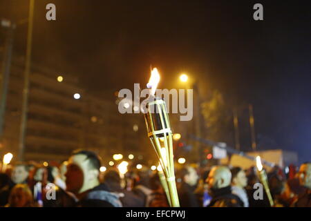 Athen, Griechenland. 31. Januar 2015. Nahaufnahme einer brennenden Fackel. Mitglieder der rechtsextremen Golden Dawn Partei sammelten sich im Zentrum von Athen zu erinnern, die drei griechischen Marine-Offiziere getötet während der Imia-Vorfall im Jahr 1996. Sie starben bei dem Absturz ihres Hubschraubers. Stockfoto