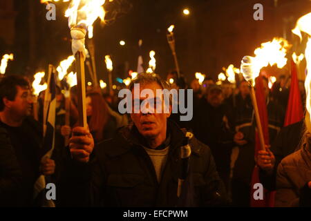 Athen, Griechenland. 31. Januar 2015. Ein Mann hält eine brennende Fackel. Mitglieder der rechtsextremen Golden Dawn Partei sammelten sich im Zentrum von Athen zu erinnern, die drei griechischen Marine-Offiziere getötet während der Imia-Vorfall im Jahr 1996. Sie starben bei dem Absturz ihres Hubschraubers. Stockfoto