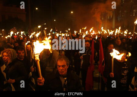 Athen, Griechenland. 31. Januar 2015. Viele der Golden Dawn-Sympathisanten haben brennenden Fackeln. Mitglieder der rechtsextremen Golden Dawn Partei sammelten sich im Zentrum von Athen zu erinnern, die drei griechischen Marine-Offiziere getötet während der Imia-Vorfall im Jahr 1996. Sie starben bei dem Absturz ihres Hubschraubers. Stockfoto