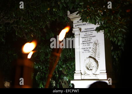 Athen, Griechenland. 31. Januar 2015. Das Imia-Denkmal ist von Torchlight abgebildet. Mitglieder der rechtsextremen Golden Dawn Partei sammelten sich im Zentrum von Athen zu erinnern, die drei griechischen Marine-Offiziere getötet während der Imia-Vorfall im Jahr 1996. Sie starben bei dem Absturz ihres Hubschraubers. Stockfoto