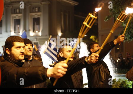 Athen, Griechenland. 31. Januar 2015. Golden Dawn-Sympathisanten mit brennenden Fackeln. Mitglieder der rechtsextremen Golden Dawn Partei sammelten sich im Zentrum von Athen zu erinnern, die drei griechischen Marine-Offiziere getötet während der Imia-Vorfall im Jahr 1996. Sie starben bei dem Absturz ihres Hubschraubers. Stockfoto