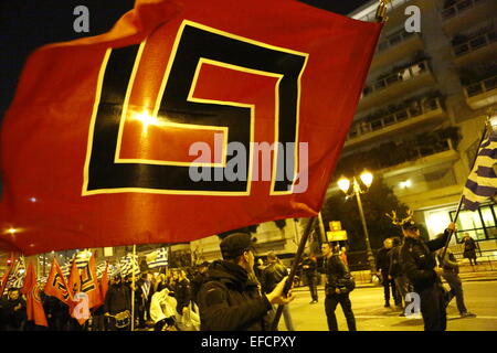 Athen, Griechenland. 31. Januar 2015. Eine große Golden Dawn-Flagge weht auf der Kundgebung. Mitglieder der rechtsextremen Golden Dawn Partei sammelten sich im Zentrum von Athen zu erinnern, die drei griechischen Marine-Offiziere getötet während der Imia-Vorfall im Jahr 1996. Sie starben bei dem Absturz ihres Hubschraubers. Stockfoto