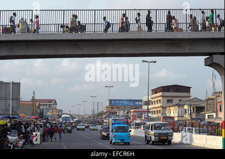 Ein Fußgängerweg über eine Hauptverkehrsstraße in der Innenstadt von Accra, Ghana, Westafrika. Stockfoto