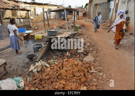 Ein Frauen kochen auf der Straße in Accra, Ghana, Westafrika. Stockfoto