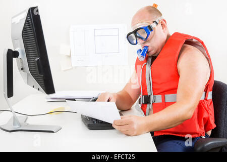 Seltsame Geschäftsmann in Tauchermaske und Schnorchel Stockfoto