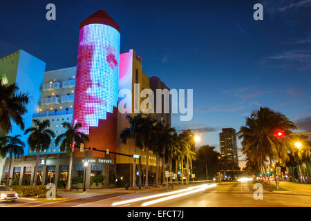 Miami Beach, Florida, 5th Fifth Street, 404 Washington, Gebäude, Glashaumturm, Lichtshow, Nacht, Verkehr, FL141220009 Stockfoto