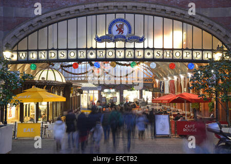 Windsor Royal Shopping Arcade an Weihnachten, Thames Street, Windsor, Berkshire, England, Vereinigtes Königreich Stockfoto