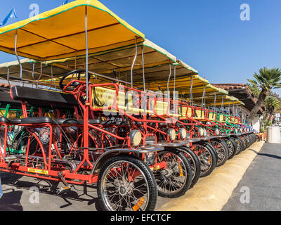 Eine Reihe von multicolor, 4er-Verleih Surries aufgereiht am Strand in Santa Barbara, Kalifornien für den Einsatz von Touristen. Stockfoto