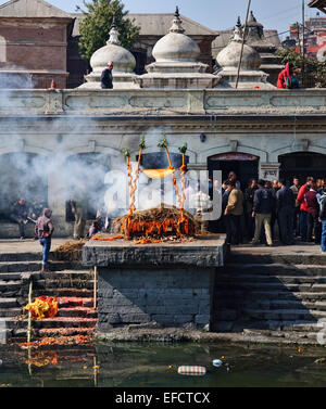 Beerdigung Riten oder Verbrennung von Toten in Pashupatinath in Kathmandu, Nepal Stockfoto