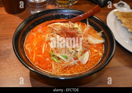 Dandan Nudeln oder Dan Dan Mian ist ein Nudelgericht aus chinesischen Sichuan-Küche. Stockfoto