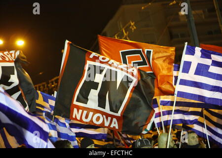 Eine Flagge aus italienischen Sympathisanten aus der Forza Nuova fliegt bei der Rallye. Mitglieder der rechtsextremen Golden Dawn Partei sammelten sich im Zentrum von Athen zu erinnern, die drei griechischen Marine-Offiziere getötet während der Imia-Vorfall im Jahr 1996. Sie starben bei dem Absturz ihres Hubschraubers. Bildnachweis: Michael Debets/Pacific Press/Alamy Live-Nachrichten Stockfoto