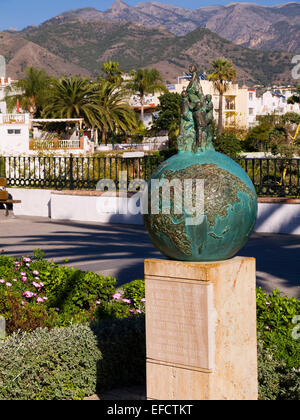 Statue in Nerja auf den Balcon de Europa an der Costa Del Sol in Andalusien Spanien Stockfoto