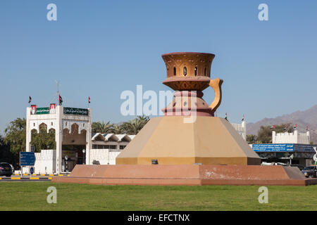 Statue von der traditionellen arabischen Weihrauch-Brenner in Fujairah Stockfoto