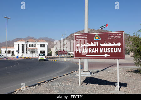 Fujairah Museum Richtung Straßenschild in der Stadt von Fujairah. 14. Dezember 2014 in Fujairah, Vereinigte Arabische Stockfoto