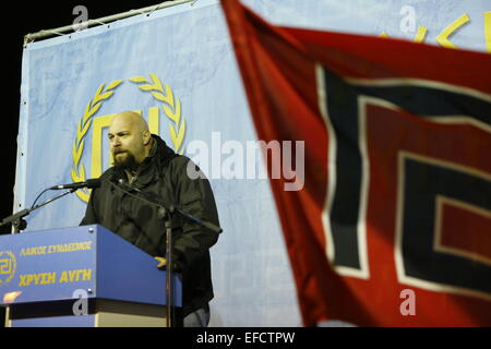 Ilias Panagiotaros, Abgeordneter (Member Of Parliament) für Golden Dawn, spricht auf der Kundgebung. Mitglieder der rechtsextremen Golden Dawn Partei sammelten sich im Zentrum von Athen zu erinnern, die drei griechischen Marine-Offiziere getötet während der Imia-Vorfall im Jahr 1996. Sie starben bei dem Absturz ihres Hubschraubers. Bildnachweis: Michael Debets/Pacific Press/Alamy Live-Nachrichten Stockfoto