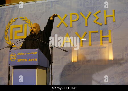 Ilias Panagiotaros, Abgeordneter (Member Of Parliament) für Golden Dawn, spricht auf der Kundgebung. Mitglieder der rechtsextremen Golden Dawn Partei sammelten sich im Zentrum von Athen zu erinnern, die drei griechischen Marine-Offiziere getötet während der Imia-Vorfall im Jahr 1996. Sie starben bei dem Absturz ihres Hubschraubers. Bildnachweis: Michael Debets/Pacific Press/Alamy Live-Nachrichten Stockfoto