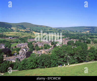 Mit Stadtblick von Peveral Burg, Castleton, Peak District National Park, Derbyshire, England, Vereinigtes Königreich Stockfoto