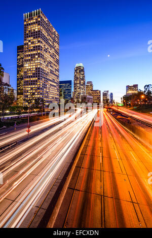 Skyline von Los Angeles, Kalifornien, USA Innenstadt über die Autobahn. Stockfoto