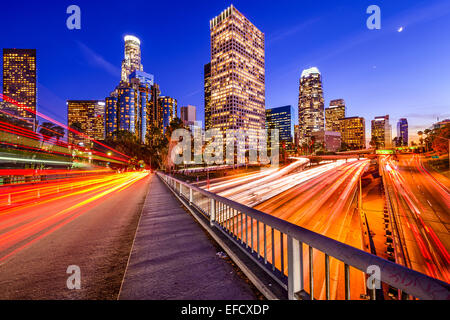 Skyline von Los Angeles, Kalifornien, USA Innenstadt über die Autobahn. Stockfoto