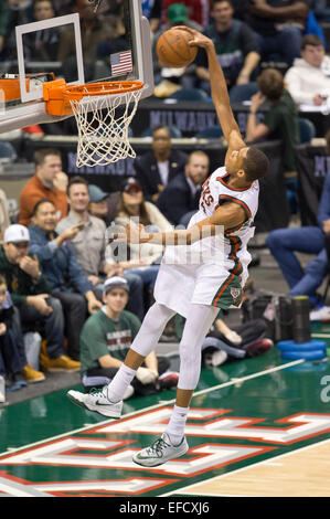 Milwaukee, WI, USA. 31. Januar 2015. Milwaukee Bucks weiterleiten Giannis Antetokounmpo #34 Punkte auf ein Dunk während der NBA-Spiel zwischen den Portland Trail Blazers und die Milwaukee Bucks im BMO Harris Bradley Center in Milwaukee, Wisconsin. Bucks besiegten die Trail Blazers 95-88. John Fisher/CSM/Alamy Live-Nachrichten Stockfoto