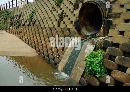 Unsichere Sturm Wasser in Teich von konkreten Abwasser fließt Förderleitung Stockfoto
