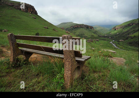 Giants Castle Nature Reserve, KwaZulu-Natal, Südafrika, Landschaft, Sitzbank mit Blick über Bushman's River Valley Stockfoto