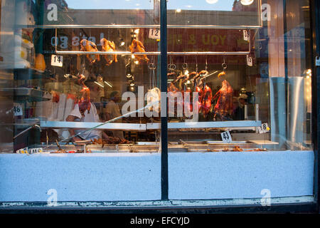 Gekocht, ganze Enten hängen in einem Fenster in Chinatown, San Francisco, Kalifornien. Stockfoto