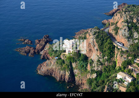 LUFTAUFNAHME. Sightseeing-Bus auf einer malerischen corniche. Pointe de la Paume, Théoule-sur-Mer, Esterel-Massiv, Alpes-Maritimes, Französische Riviera, Frankreich. Stockfoto