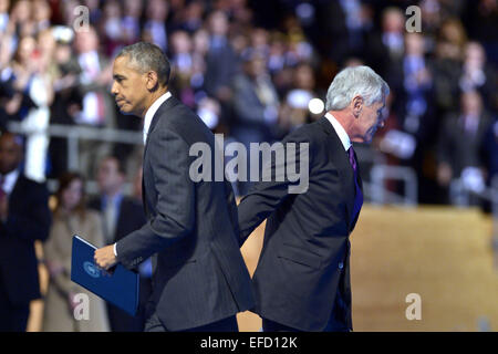 Peking, USA. 28. Januar 2015. US-Präsident Barack Obama (L) und der scheidende US-Verteidigungsminister Chuck Hagel passieren einander während einer Abschiedszeremonie in Virginias Joint Base Myer-Henderson Hall, außerhalb Washington, DC, USA, 28. Januar 2015. © Yin Bogu/Xinhua/Alamy Live-Nachrichten Stockfoto