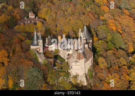 LUFTAUFNAHME. Mittelalterliche Burg in einem bewaldeten Gebiet mit herbstlichen Farben. La Rochepot Castle, Côte d'Or, Bourgogne-Franche-Comté, Frankreich. Stockfoto