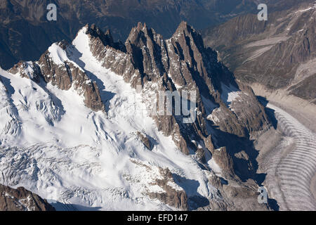 LUFTAUFNAHME. Plan, Blaitière und Grépon. Gipfel bekannt als Needles of Chamonix. Vallée Blanche Gletscher links unten. Haute-Savoie, Frankreich. Stockfoto