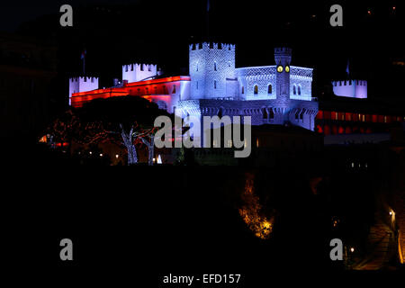 Erleuchtete Fürstenpalast von Monaco bei Nacht. Bezirk von Monaco-Ville (auch bekannt als der Felsen), Fürstentum Monaco. Stockfoto