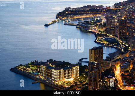 Skyline des Fürstentums Monaco in der Dämmerung von einer Höhe von 300 Metern über dem Meeresspiegel aus gesehen. Stockfoto