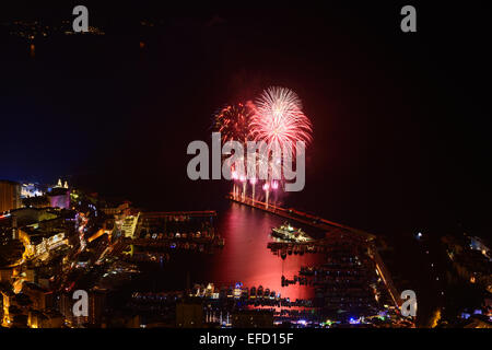 Feuerwerk über Port Hercule zur Feier des neuen Jahres (01/01/2015). Fürstentum Monaco. Stockfoto