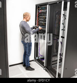 IT-Techniker installieren Netzwerk Rack im Rechenzentrum Stockfoto