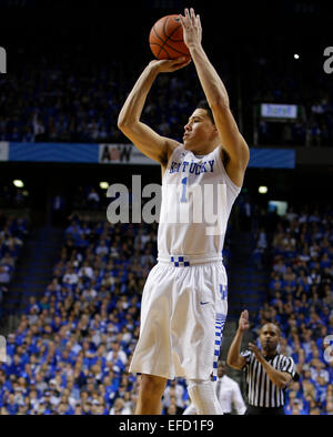 Lexington, Kentucky, USA. 31. Januar 2015. Kentucky Wildcats Guard Devin Booker (1) entwässert ein drei Zeiger als Nr. 1 Kentucky Alabama 70-55 auf Freitag, 31. Januar 2014 in Lexington, Kentucky Foto von Mark Cornelison besiegte | Personal Credit: Lexington Herald-Leader/ZUMA Draht/Alamy Live-Nachrichten Stockfoto