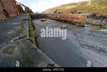 Der Hafen von Porth Gain, Pembrokeshire bei Ebbe Stockfoto