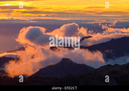 Einen spektakulären Sonnenuntergang mit Cloud Inversion vom höchsten Punkt auf Gran Canaria, Kanarische Inseln, Spanien. Stockfoto