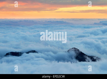 Einen spektakulären Sonnenuntergang mit Cloud Inversion vom höchsten Punkt auf Gran Canaria, Kanarische Inseln, Spanien. Stockfoto