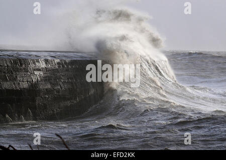 Cobb, Lyme Regis, Dorset mit Wellen, die über es. Stockfoto