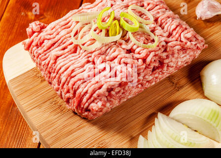 Mincet Fleisch mit Gemüse auf Holzplatte Stockfoto