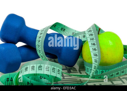 Blaue Hanteln und Apple und Maßnahme Klebeband auf Waage Stockfoto