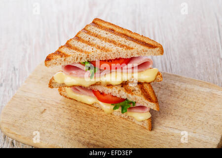 Sandwich Toast mit Käse, Tomaten und Schinken gegrillt Stockfoto