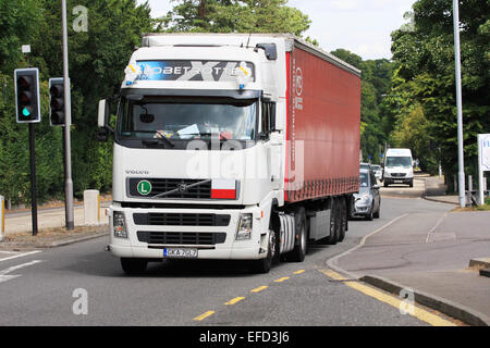 Verkehr, Reisen entlang der A23-Straße in Coulsdon, Surrey, England Stockfoto